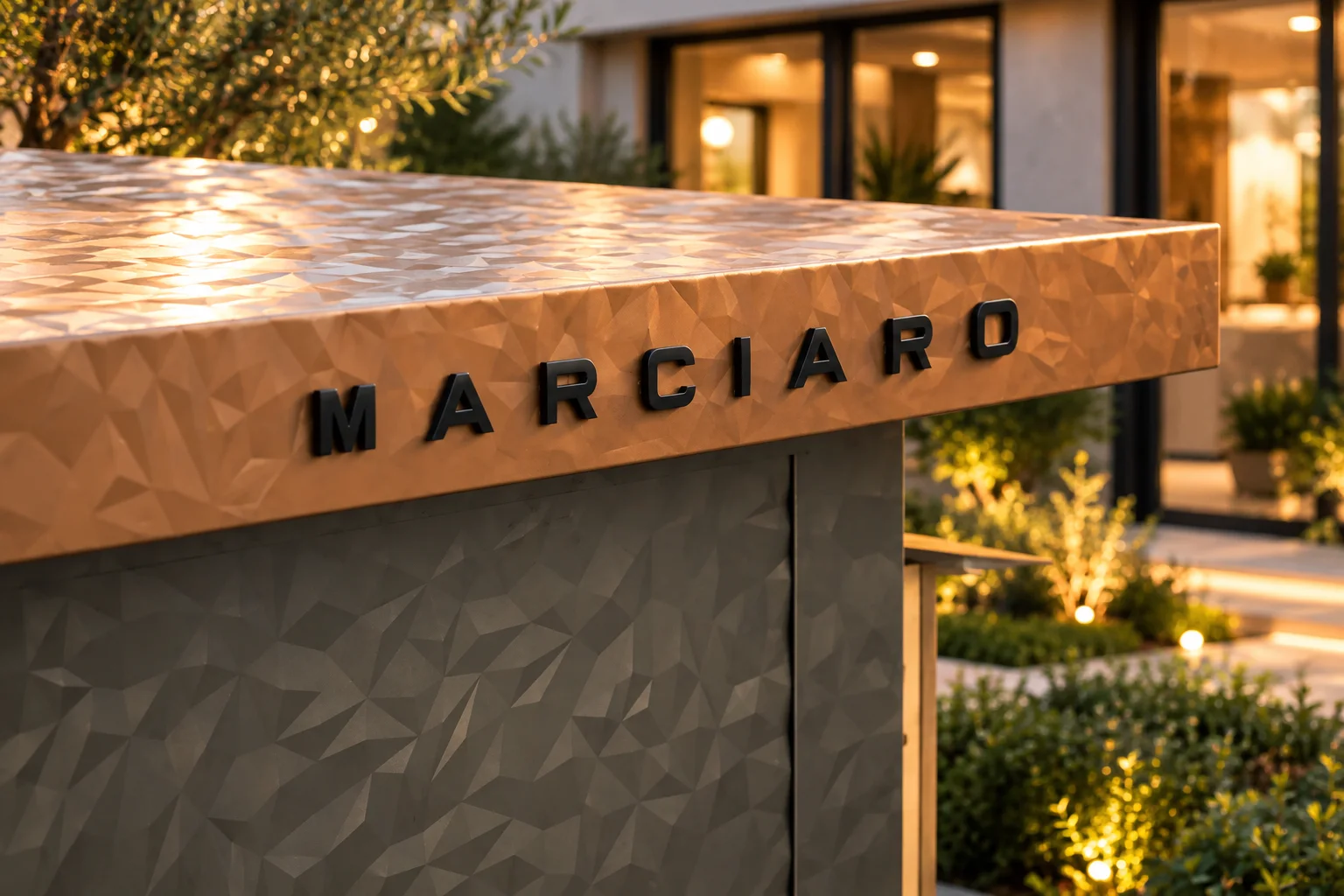 Fotografia vera del tetto e della scritta MARCIARO